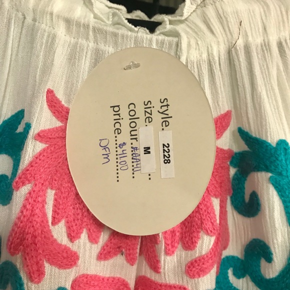 5🌟Rated!! A&A Embroidered Blouse - Picture 4 of 8